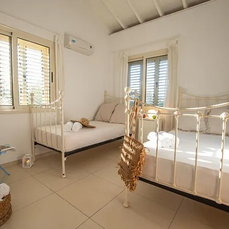 Artisan First Line Seafront فيلة *