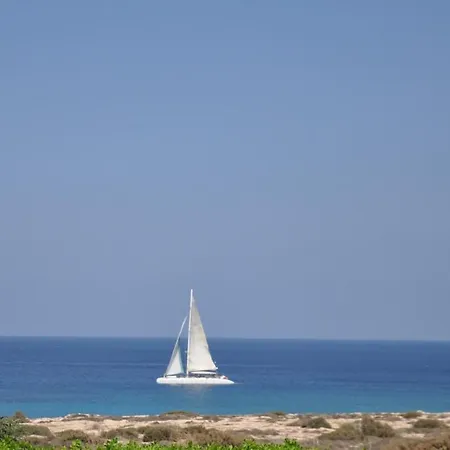 Artisan First Line Seafront فيلة